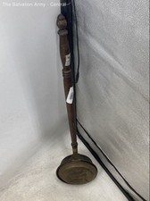 Ancien chauffe-lit à charbon forme ronde en laiton doré avec manche long en bois