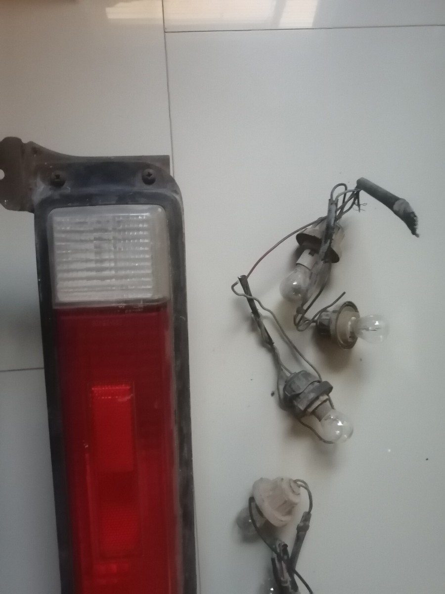 日産テラノ 美品PR50 テールランプ 左右 koito220-63403 日産テラノ 美品PR50 テールランプ 左右 koito220-63403