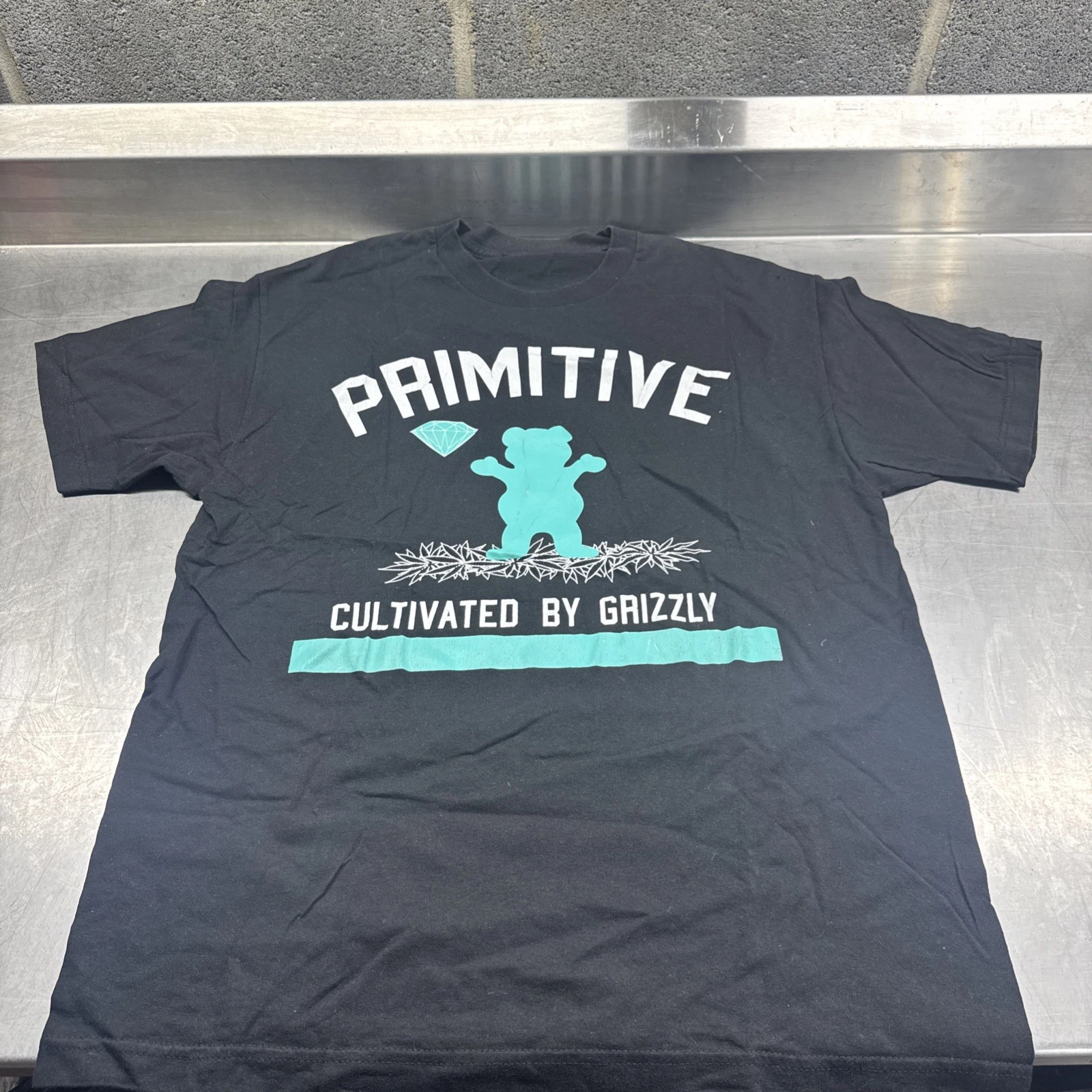 Primitive Skateboard x Diamond Supply Co “Cultivated By Grizzly” T-Shirt 420 L