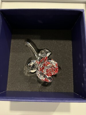 SWAROVSKI／クリスタルローズ BLOSSOMING ROSE, RED Swarovski Red Blossoming Rose Decoration Figurine 5428561