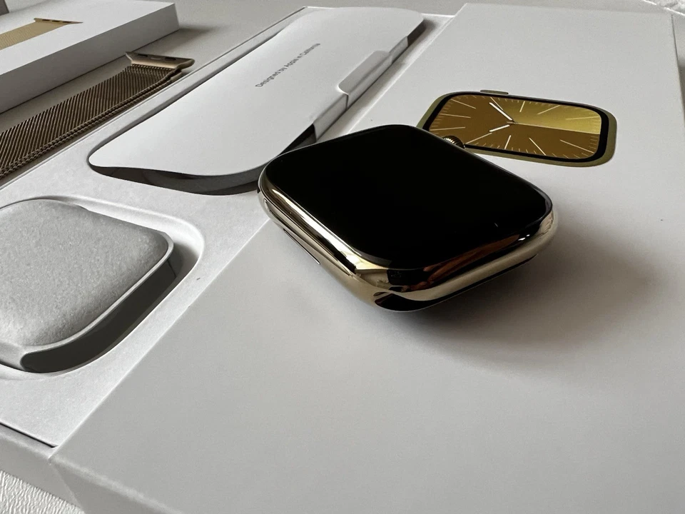 Apple Watch Series 9 45mm Stainless Steel with Milanese Loop GPS Cellular - Gold - Image 3 of 4