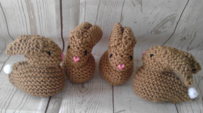 4 hellbraune Osterhasen Hase creme Eierbezüge Cozies Handarbeit gestrickt