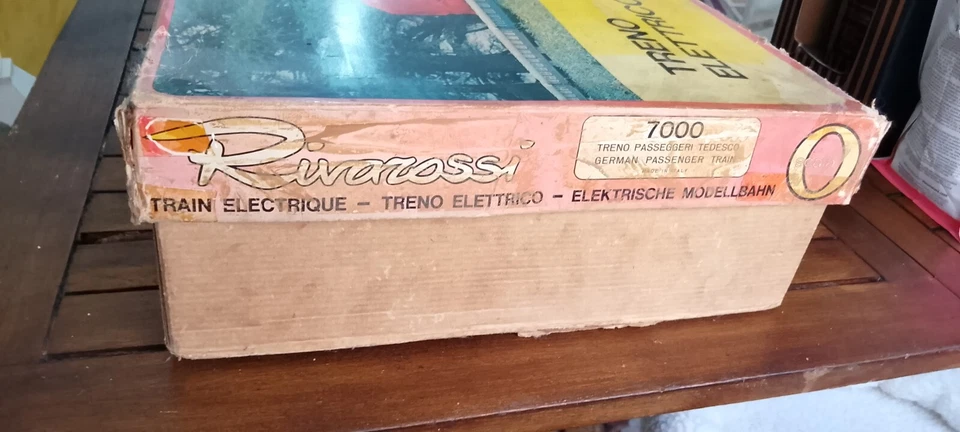 SET RIVAROSSI nr. 7000 con locomotiva BR 216 011-7 + due vagoni passeggeri - Immagine 2 di 4