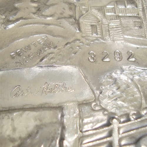 JULEN 1979 Norway Pewter Christmas Plate Signed ASTRI HOLTHE Numbered 3292 - Picture 3 of 5
