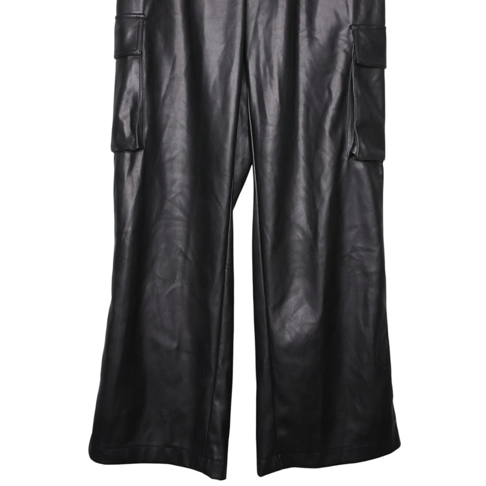 Pantalones cargo vintage Urban Outfitters talla XS negros imitación cuero pierna ancha Y2K Foto 2 de 4