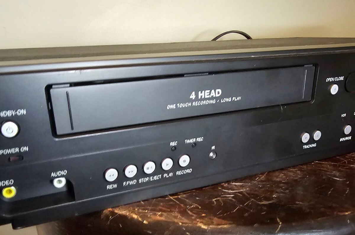 Magnavox DV220MW9 DVD Player VCR Combo With Remote and Manual Working