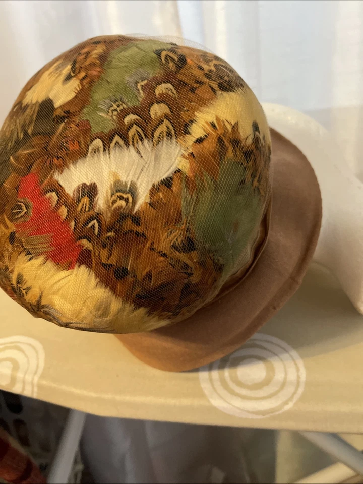 Sombrero de mujer Lit Brothers Philadelphia de lana años 40 faisán real debajo de la red Foto 2 de 4