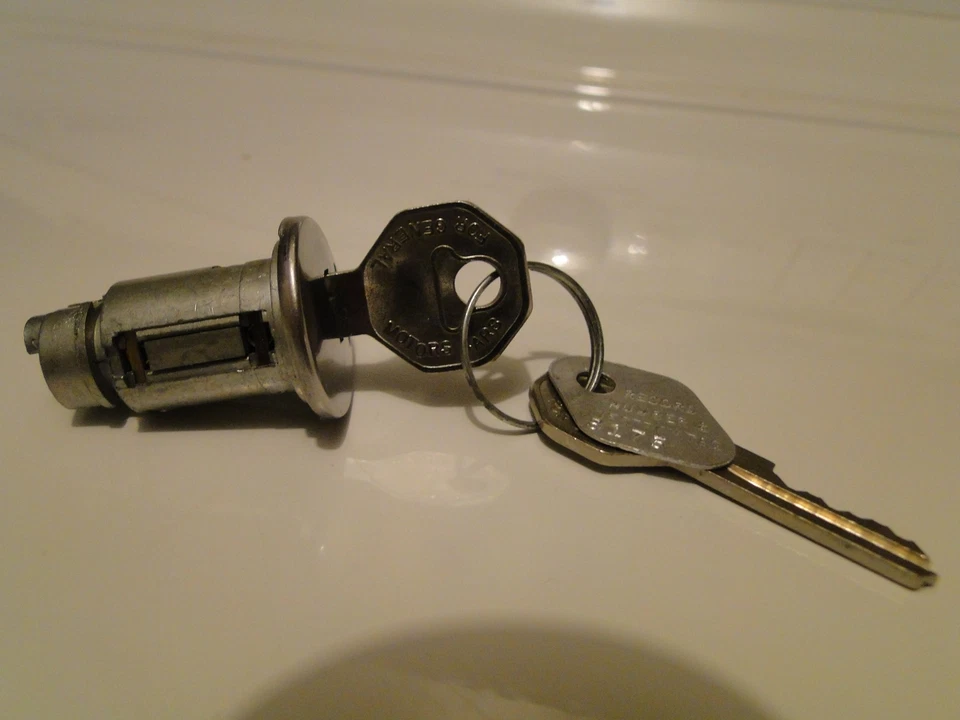 GMC Truck Van 1946-1966 interruptor de encendido cilindro de bloqueo hecho en EE. UU. GM NOS Foto 2 de 3