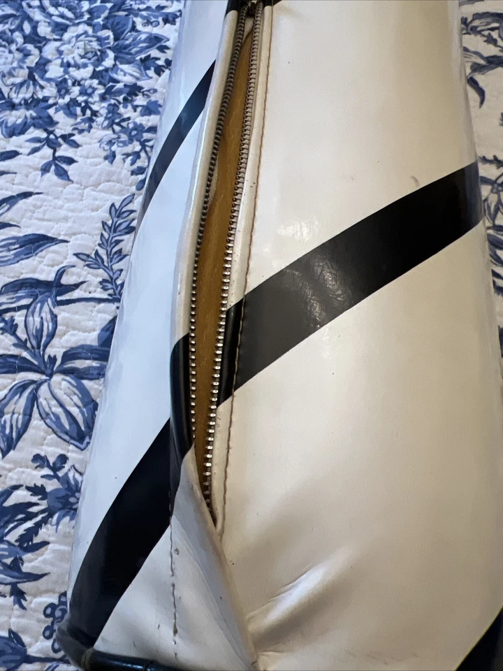 Genial almohada cilíndrica de vinilo a rayas blancas y negras vintage 20” L cremallera Foto 2 de 4