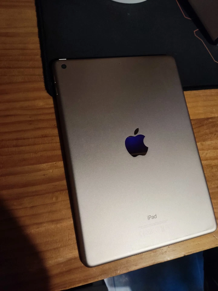 iPad 5th generación 128GB Oro - Imagen 3 de 4