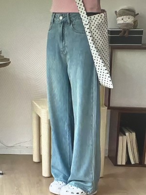 Relaxed and loose straight-leg jeans