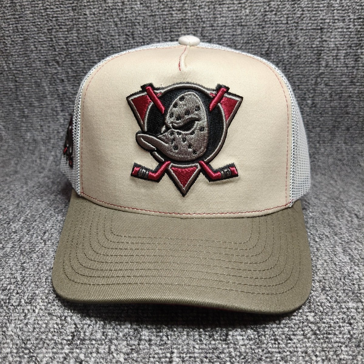 Mitchell & Ness Anaheim Ducks NHL Trucker Hat Snapback Beige Olive