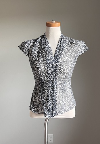 Ann Taylor halbtransparente marineblaue & weiße weiche Blätter Seide Bluse Top - 2P Petites - Bild 1 von 8