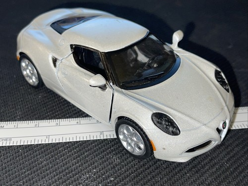 2013 Alfa Romeo 4C White 5" Diecast Model Pullback 1:32 Kinsmart Loose - Picture 4 of 13