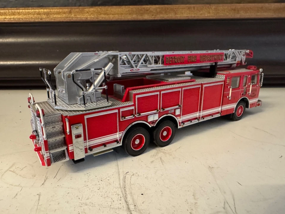 Code 3 #12917 Pierce Detroit Fire Ladder 1:64 - Image 2 of 2