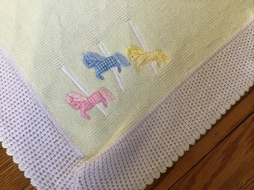 "Manta bebé tejida amarilla pájaro carrusel caballos acrílico 38"" x 34"" vintage" Foto 4 de 4