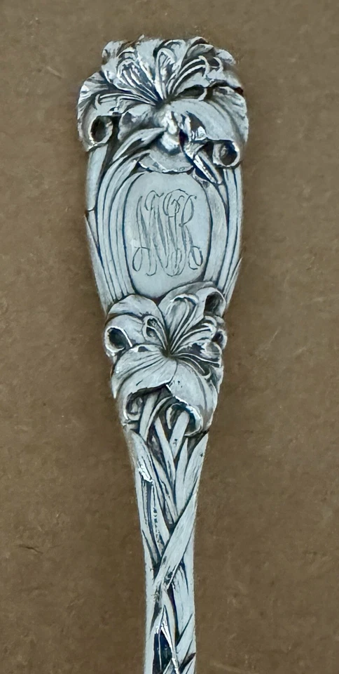 DURGIN 全新艺术纯银 8 7/8 英寸 LILY BERRY SPOON 状况完好! — 第 2/4 张图片