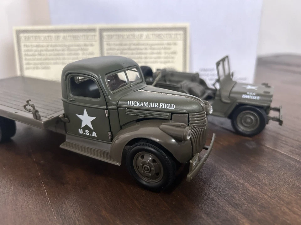 Museo Nacional del Motor Como Nuevo 1941 Chevy Militar Plataforma Plana y Jeep Willys Militar Foto 2 de 4