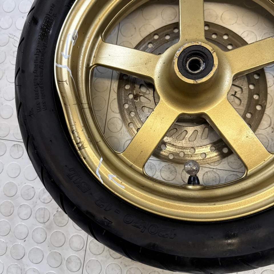 Llanta delantera Honda Grom SP 2022-2024 con neumático de rueda de rotor **Doblada** Foto 2 de 4