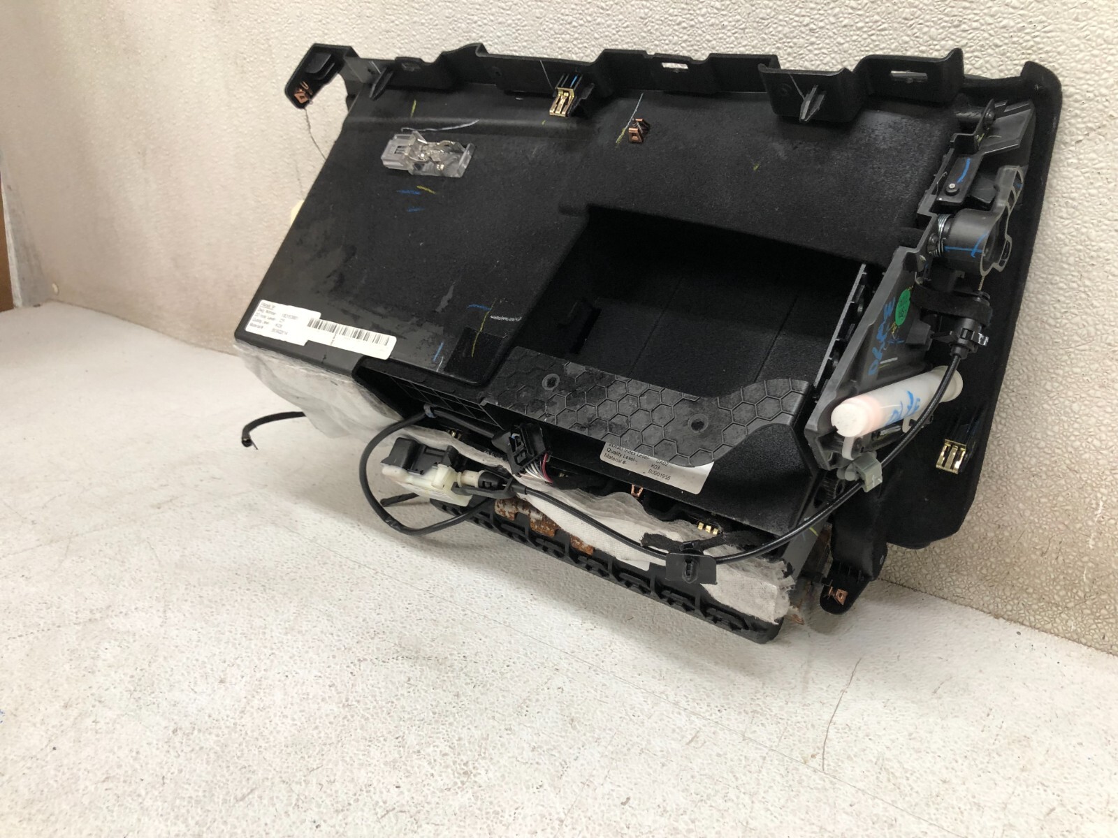 2013 CADILLAC XTS DASH GLOVE BOX STORAGE COMPARTMENT BLACK ASSY, OEM