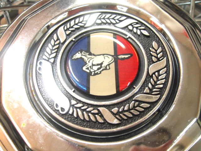 1 o 2 Tapacubos Ford Mustang cromados SIN USAR: stock antiguo nuevo; radios cromados con caballo Foto 2 de 4