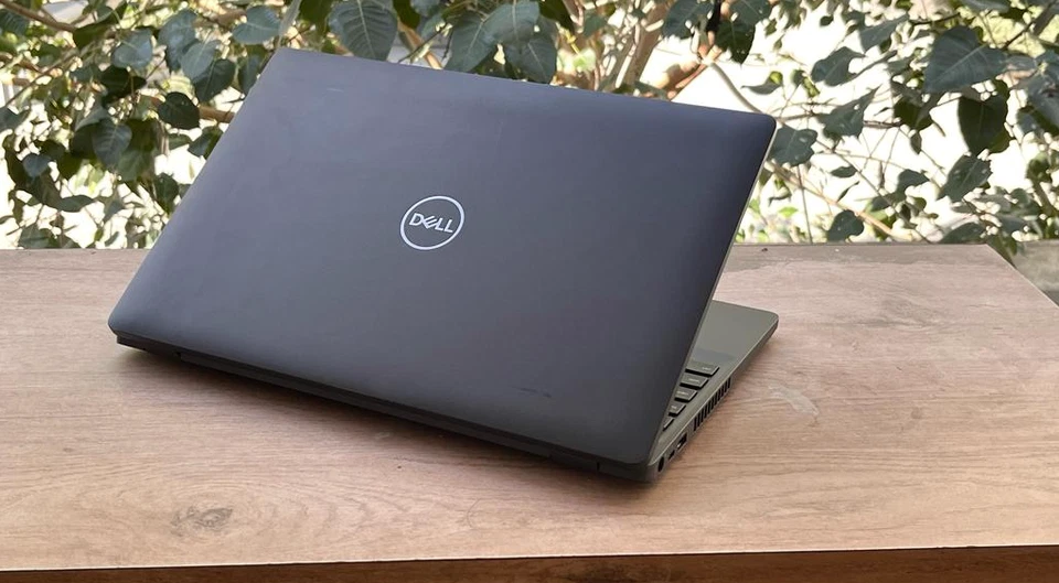 Dell Latitude 5500 -15.6" 8 GB RAM – Festplatte:256 GB NVMe Windows 11 - image 4 of 4