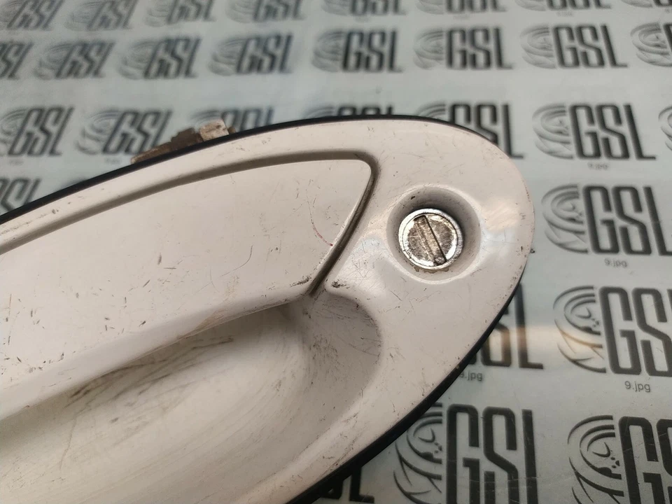 MANIJA DE PUERTA EXTERIOR DELANTERA IZQUIERDA FABRICANTE DE EQUIPOS ORIGINALES PARA MITSUBISHI MIRAGE 1993-1996 BLANCA USADA Foto 4 de 4