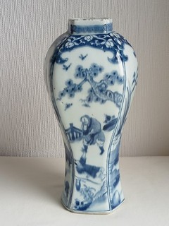Antique Chinese blue and white porcelain handpainted vase