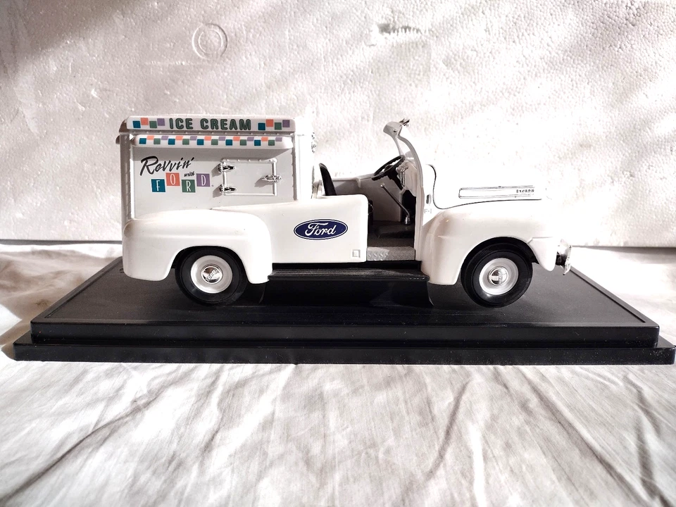 Camión de helados Ford 1948 Road Signature diecast 1:18 Edsel Ford Signature limpio Foto 3 de 4
