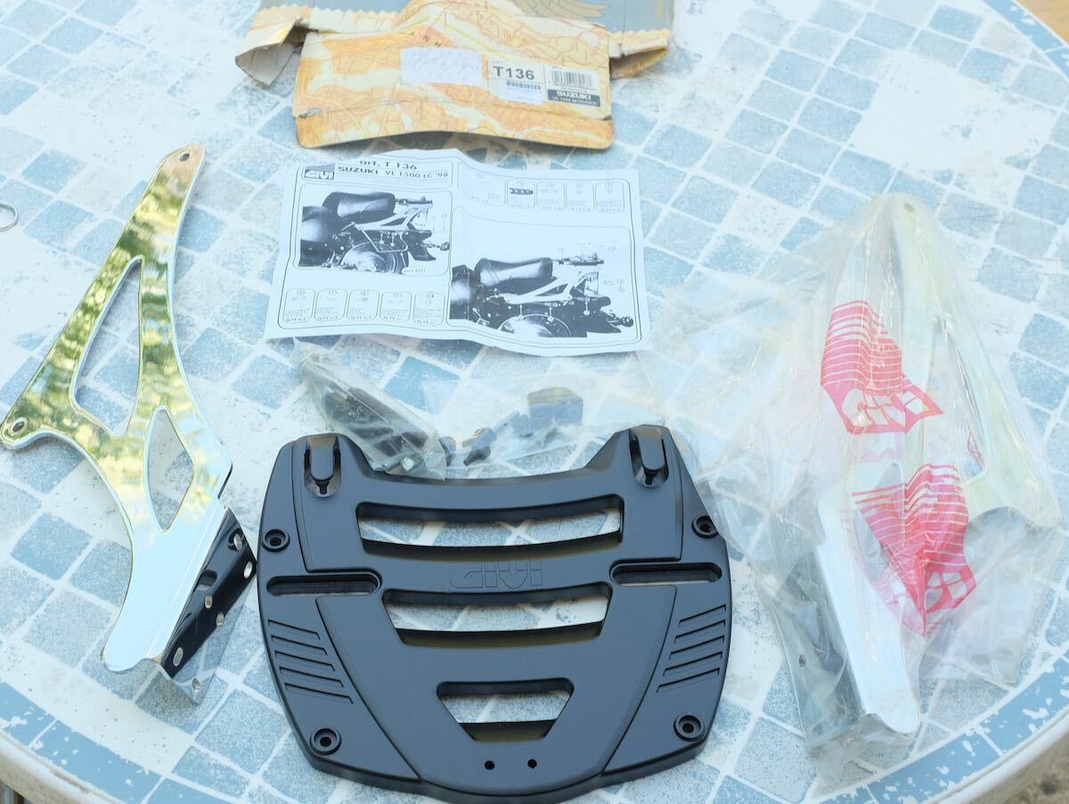 Support Givi T136 Suzuki VL 1500 LC 1998 pour road trip et balades