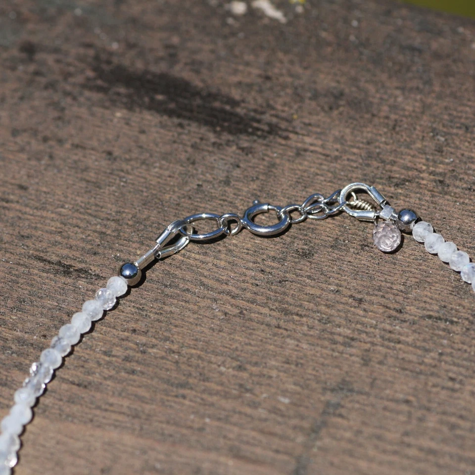 Brazalete de piedra lunar briolette de zafiro púrpura pequeño natural de oro blanco sólido de 14K  Foto 3 de 4