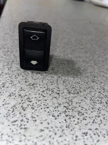 BMW 5 Touring E39 Schalter für Fensterheber hinten links 8368974 2.00 33755379