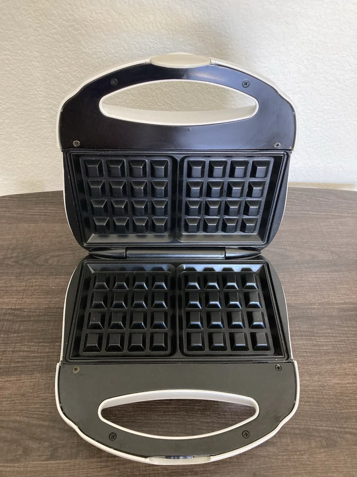 Gofrera belga cuadrada Proctor Silex | Modelo # 26008Y - blanca - Usada en excelente estado Foto 2 de 4