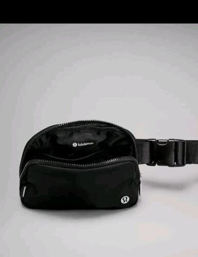 Genuine Lululemon Everywhere Belt Bag 7.5 x 5 x 2 inches Black 1L NEW WITH TAGS - Picture 5 of 7