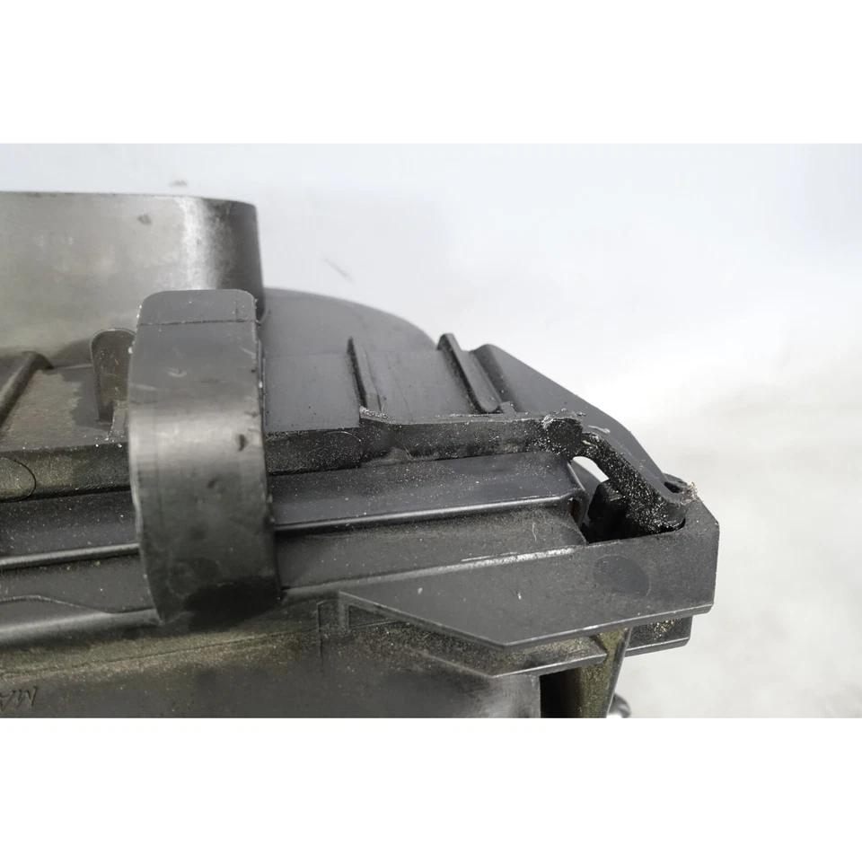 Damaged 14-18 BMW F10 535d N57 6-Cyl Diesel Engine Air Filter Intake Housing OEM - Imagem 3 de 4