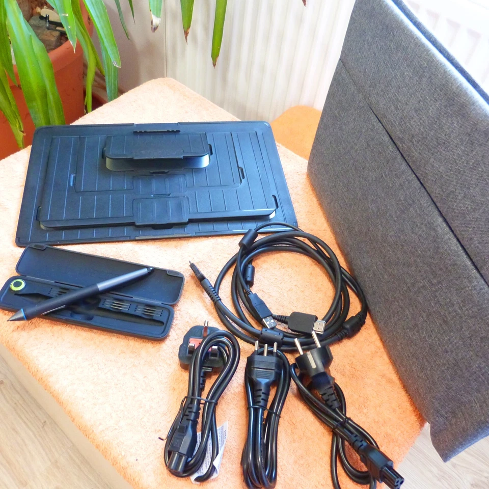 XXL SET Wacom Cintiq Companion 2 13 Zoll FHD TOUCH i5 128GB Monitor DTH W1310H - Bild 2 von 4