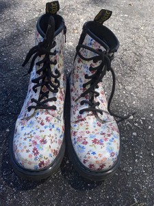 womens size 4 dr martens