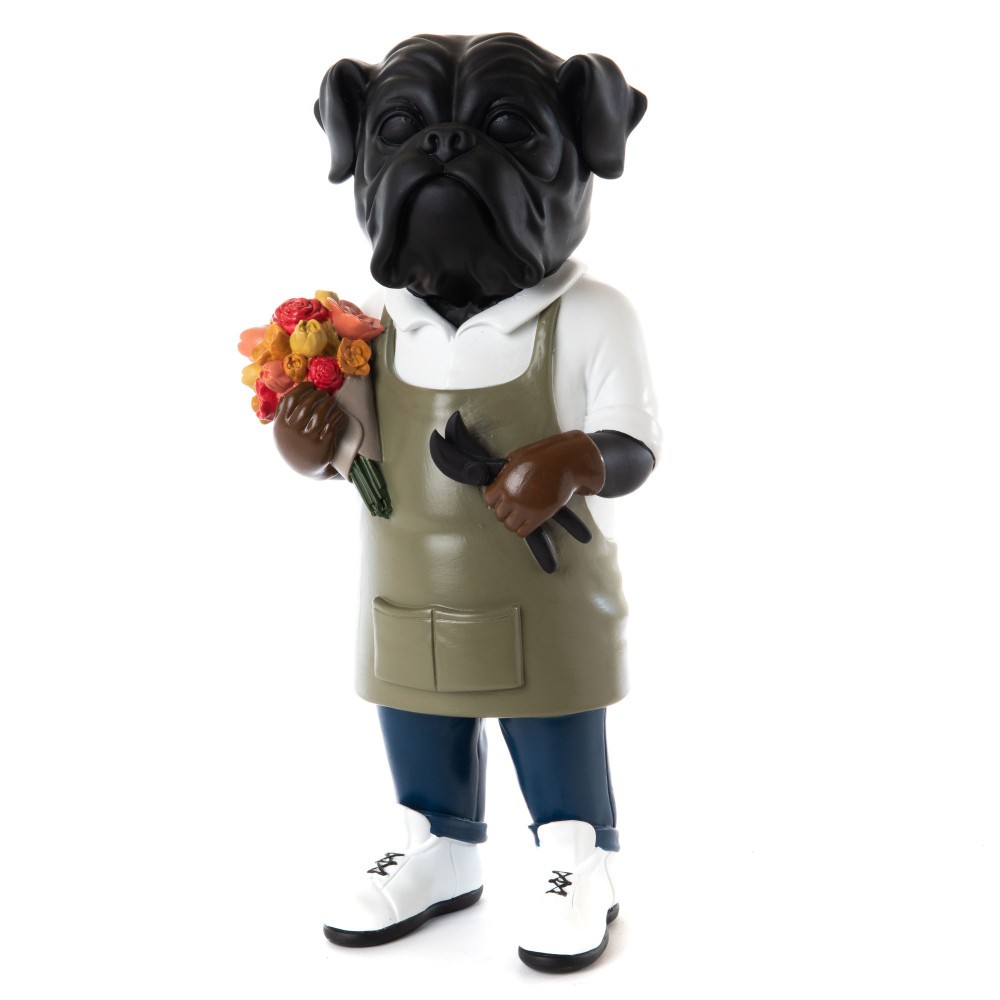 Chien fleuriste résine sur une étagère de salon bohème