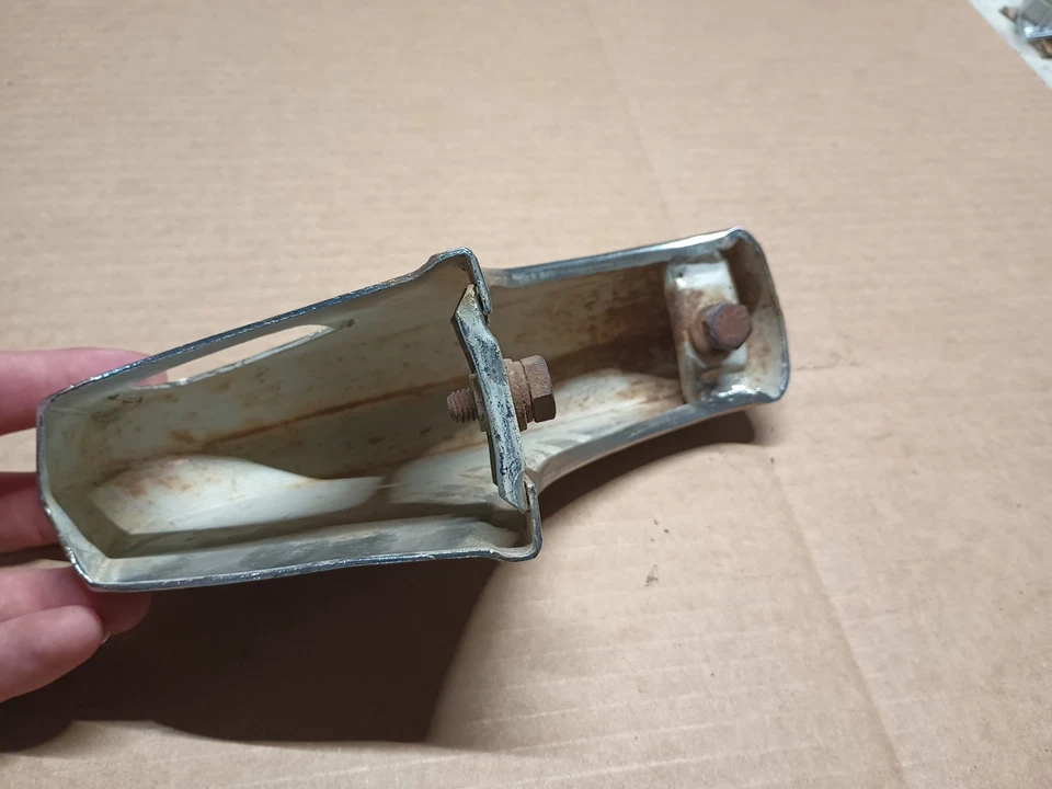 PROTECTOR PARACHOQUES TRASERO PONTON FINTAIL MERCEDES BENZ 190D W120 W110 W111 Foto 3 de 4