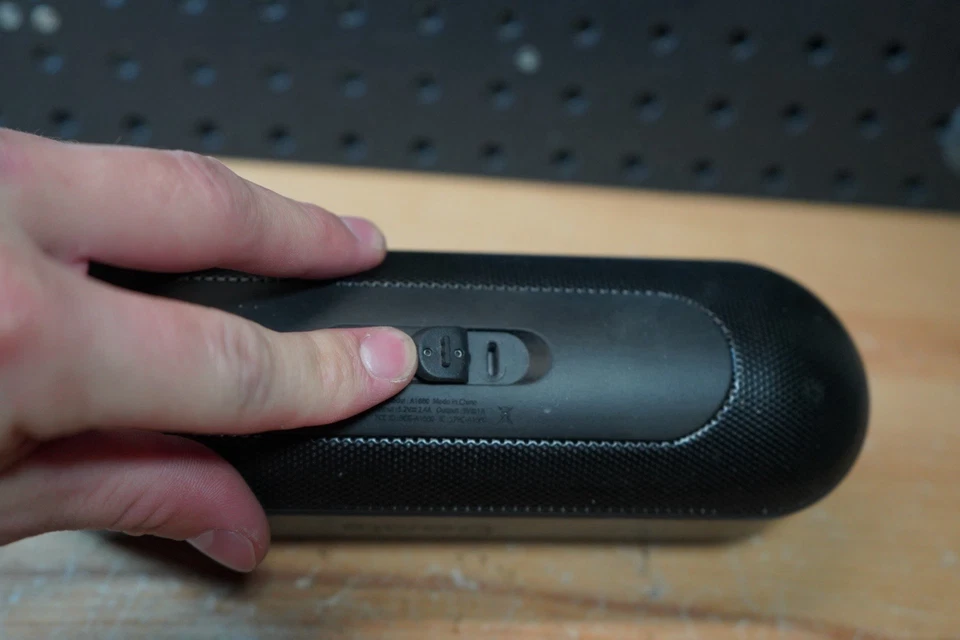 (B) Alto-falante portátil Beats Pill+ sem fio preto Bluetooth modelo A1680 preto - Imagem 4 de 4