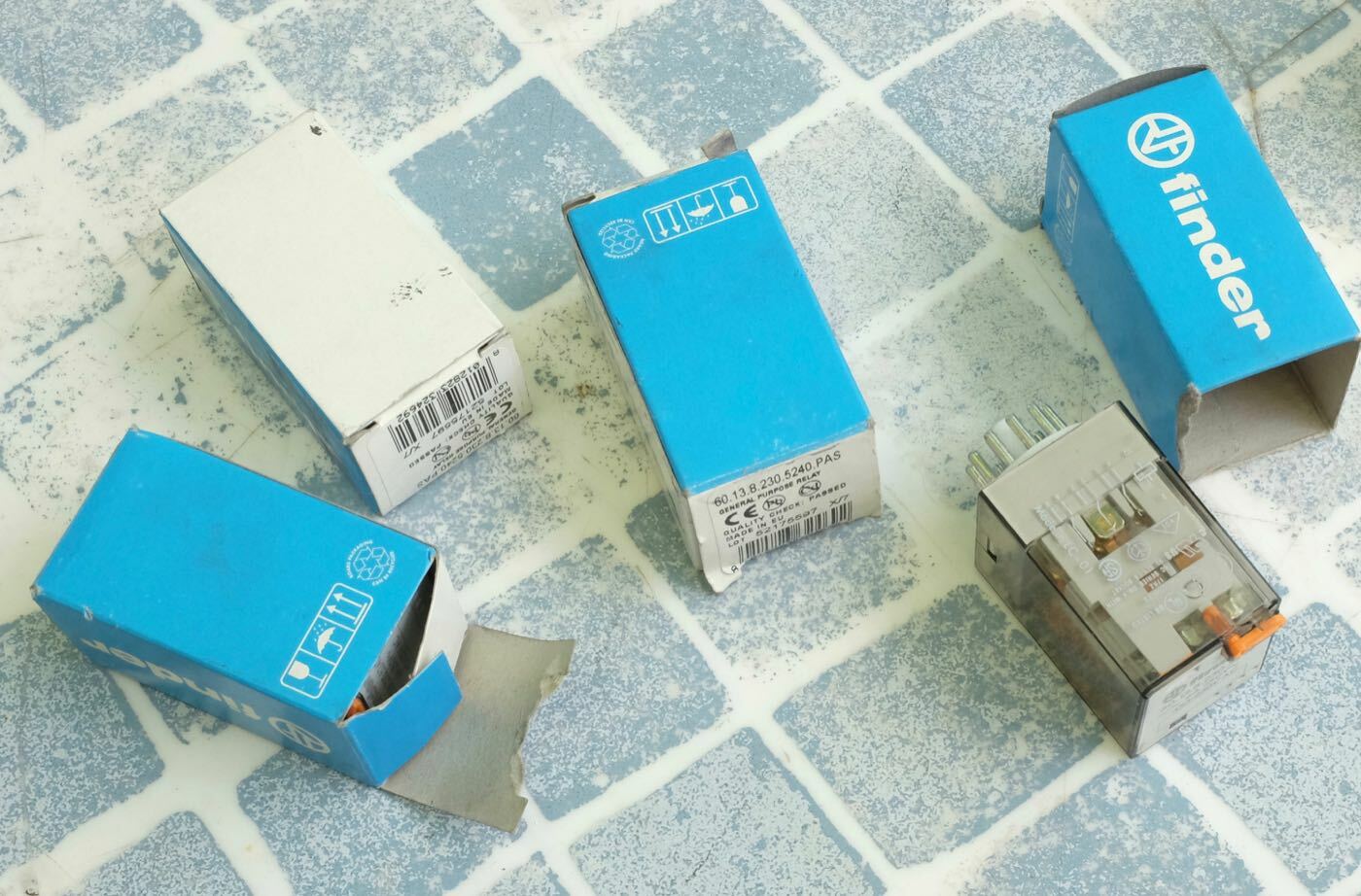 Relais Finder 230V AC 60.13.8.230.5240 octal 11 broches pour automatisme industriel