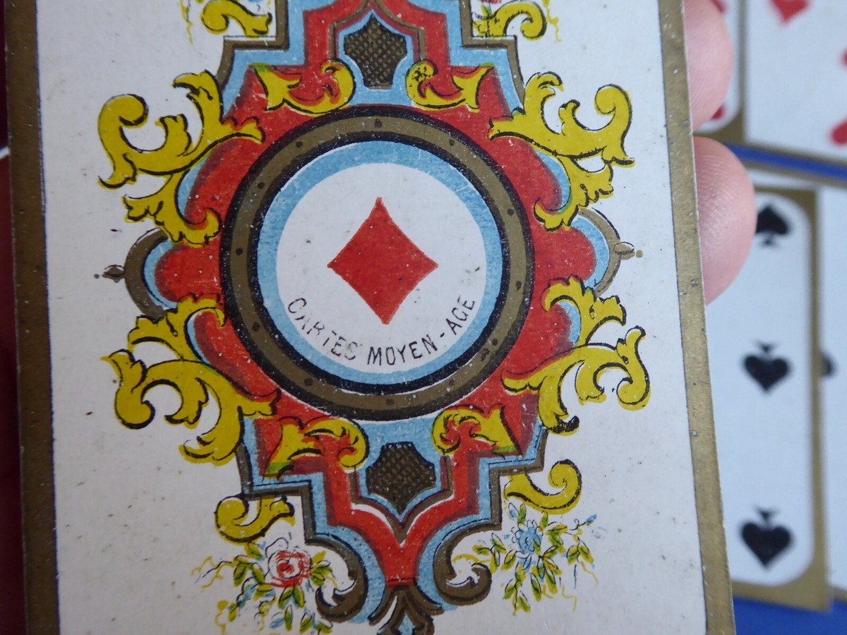 Vieux Jeu De 52 Cartes à Jouer D’Aveluy - Boîte Vintage Usée, Caractère Assuré