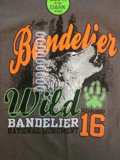 NUEVA NUEVA CON ETIQUETAS Camiseta Joven Monumento Nacional Coyotes of Bandelier Brilla en la Oscuridad S Foto 3 de 4