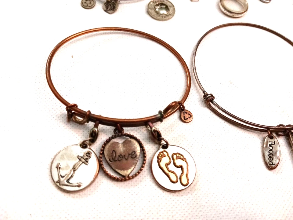 Pulseras con dijes colgantes. 6 pulseras deslizantes. Maestro, suerte, pies + más Foto 2 de 4