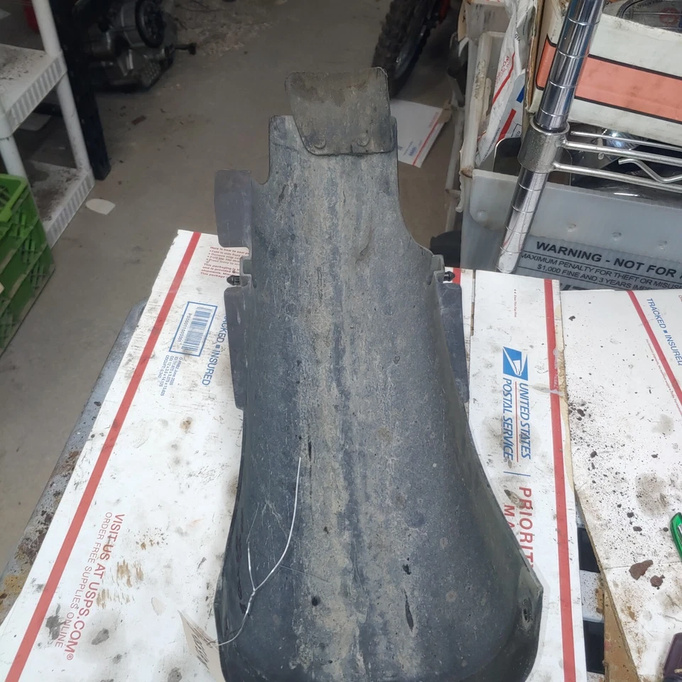 Guardabarros interior trasero Suzuki GS550E 1980 Foto 2 de 4