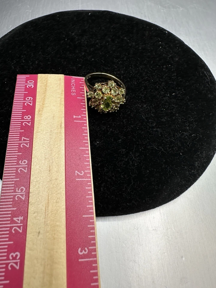 10k Yellow Gold Peridot Flower Ring - Image 2 of 4
