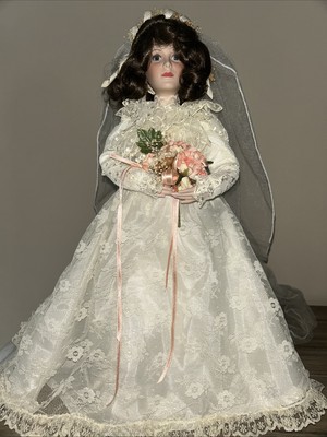 1992 ASHTON DRAKE GALLERIES ''HER GRANDMOTHER'S DRESS'' PORCELAIN BRIDE DOLL