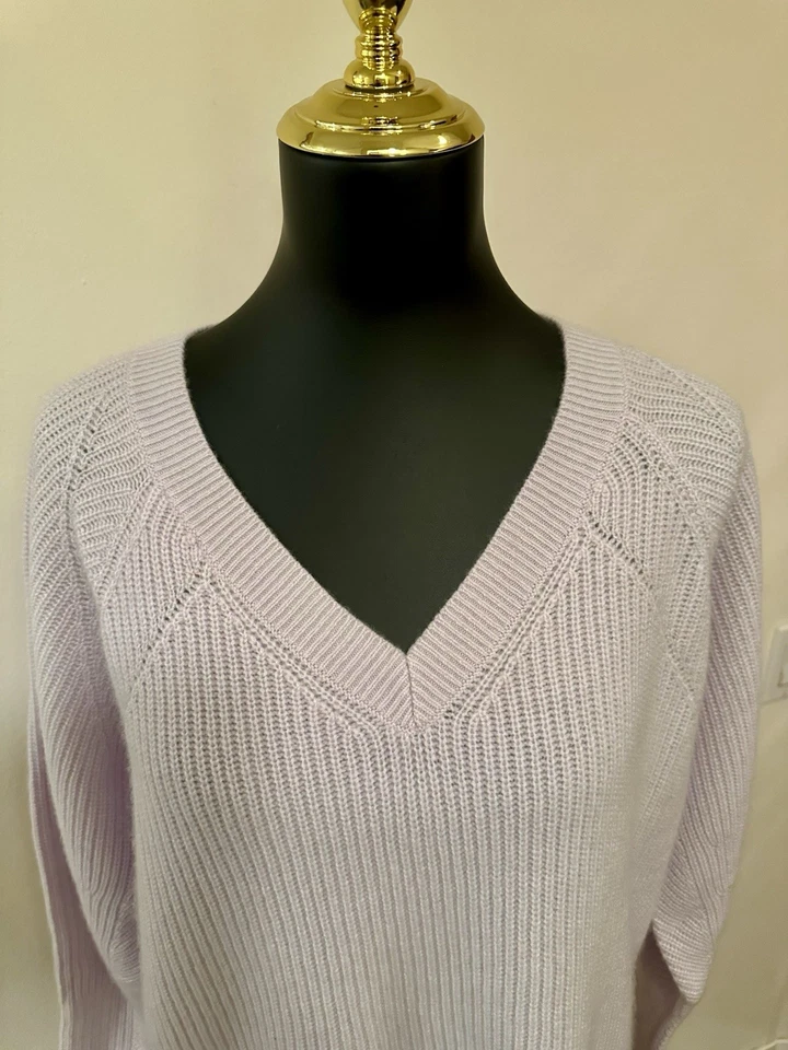 Nuevo con etiquetas Suéter Pullover Club Monaco 100% Cachemira Violeta Cuello en V Para Mujer Talla Mediana Foto 3 de 4