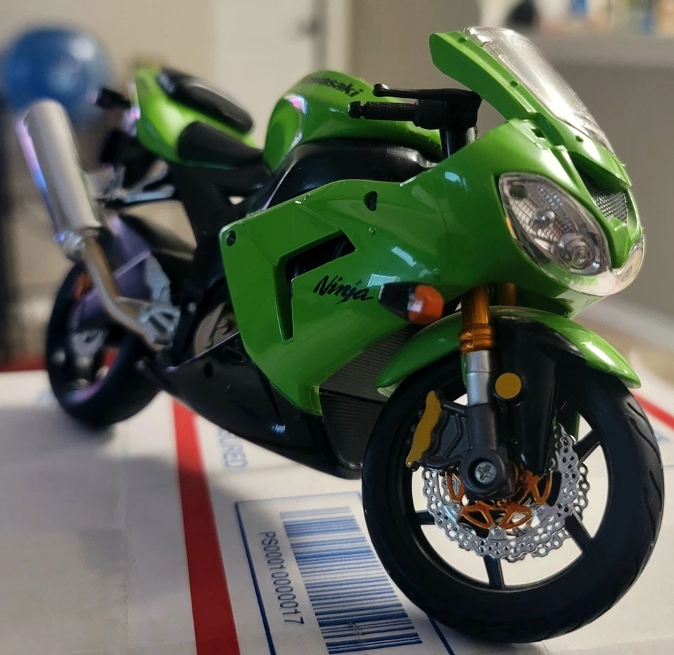 Maisto 1:12 2005 Kawasaki Ninja ZX-10R Diecast Motorcycle Green Vintage 1/12 Toy - Image 4 of 4