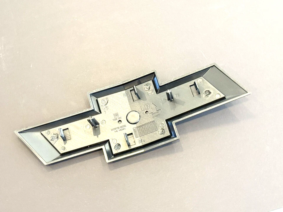 Kit de emblema gravata borboleta preta cromada dianteira Chevrolet Equinox 2018-2023 ajuste fabricante de equipamento original - Imagem 2 de 2